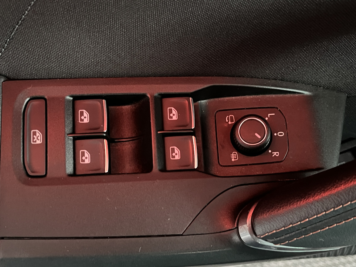 CUPRA LEON ST 1,4 E-HYBRID 245 DSG6 TOIT PANORAMIQUE OUVRANT GPS CAMERA KEYLESS FULL LED VIRTUAL COCKPIT PARK PILOT DRIVE PROFILE REGULATEUR LIMITEUR JANTES 19 PACK HIVER EXCELLENT ETAT