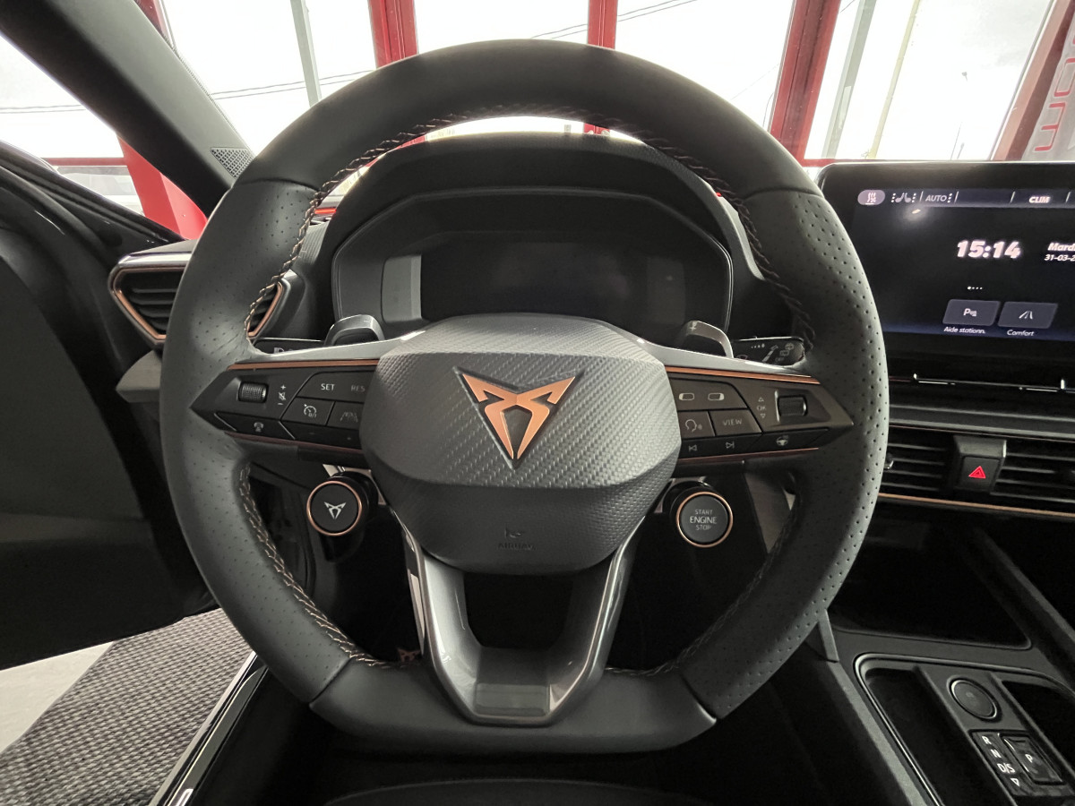 CUPRA LEON ST 1,4 E-HYBRID 245 DSG6 TOIT PANORAMIQUE OUVRANT GPS CAMERA KEYLESS FULL LED VIRTUAL COCKPIT PARK PILOT DRIVE PROFILE REGULATEUR LIMITEUR JANTES 19 PACK HIVER EXCELLENT ETAT