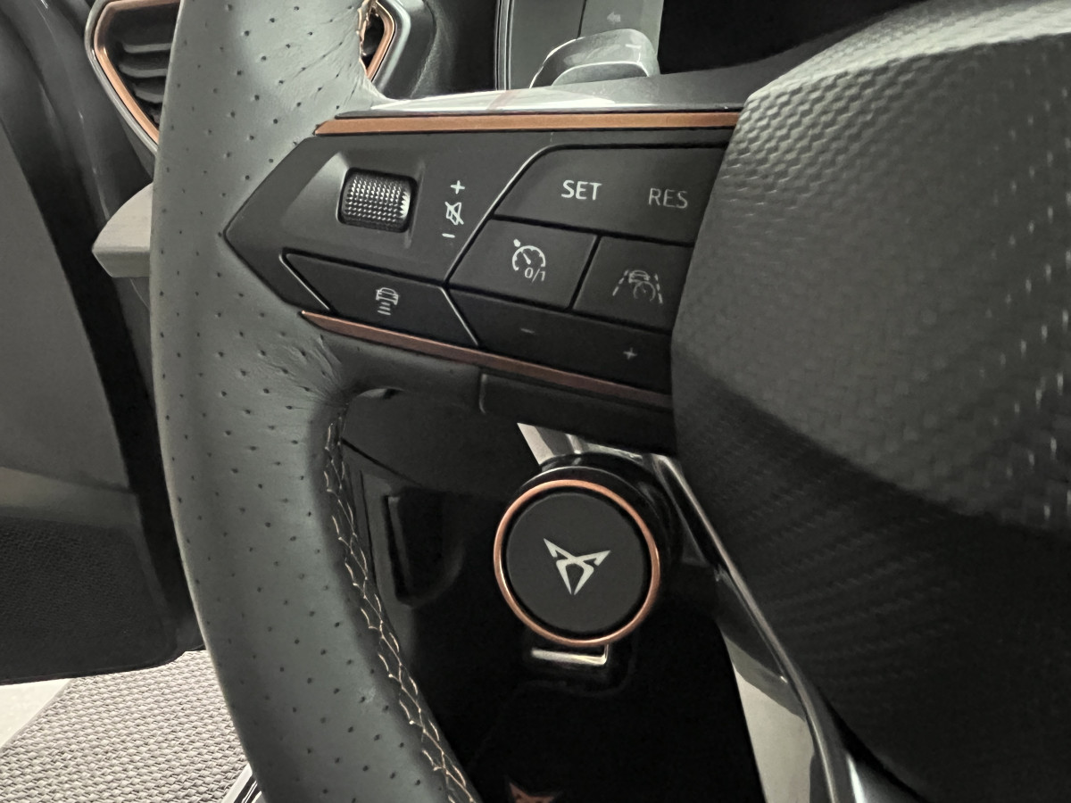 CUPRA LEON ST 1,4 E-HYBRID 245 DSG6 TOIT PANORAMIQUE OUVRANT GPS CAMERA KEYLESS FULL LED VIRTUAL COCKPIT PARK PILOT DRIVE PROFILE REGULATEUR LIMITEUR JANTES 19 PACK HIVER EXCELLENT ETAT