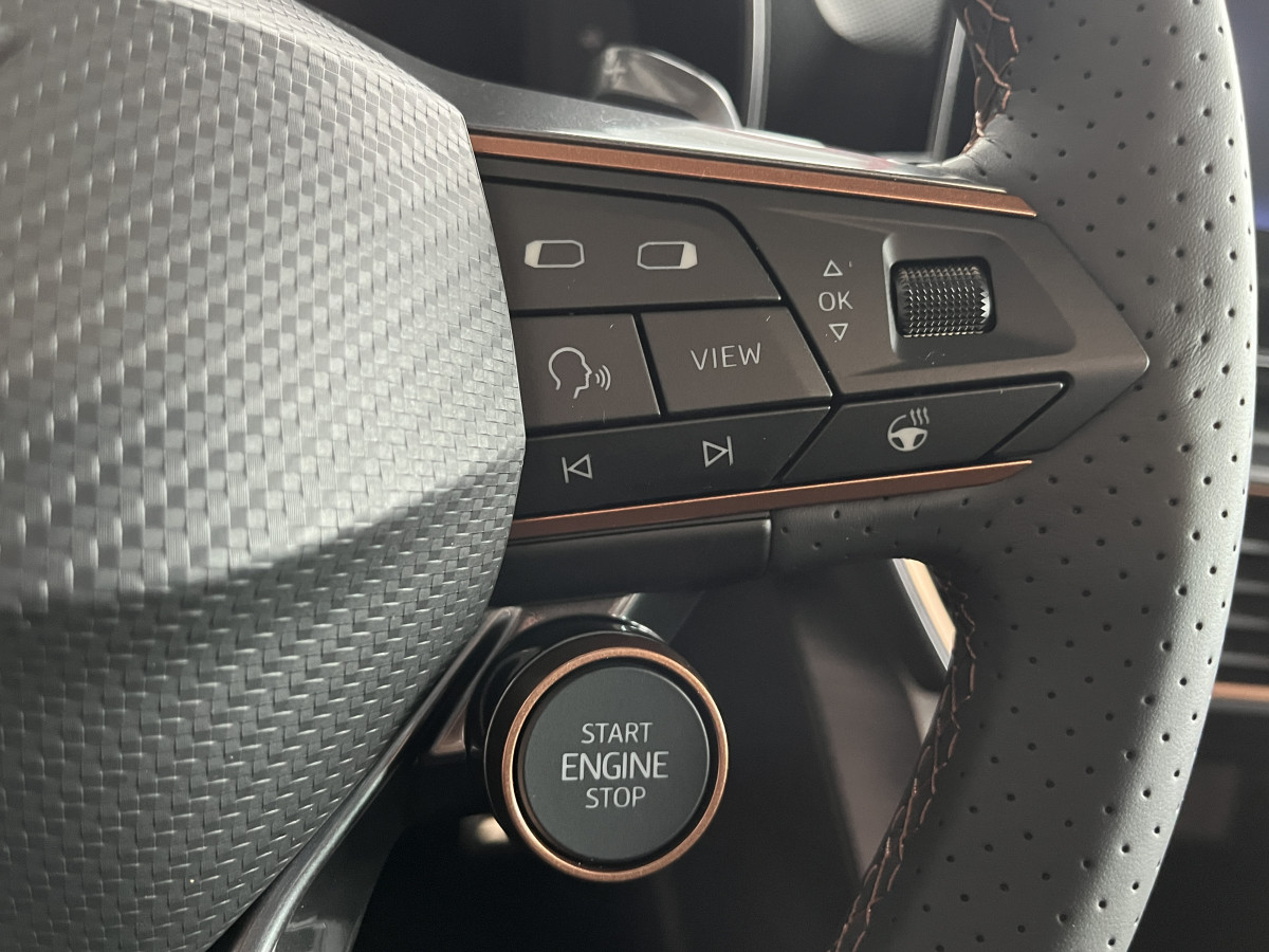 CUPRA LEON ST 1,4 E-HYBRID 245 DSG6 TOIT PANORAMIQUE OUVRANT GPS CAMERA KEYLESS FULL LED VIRTUAL COCKPIT PARK PILOT DRIVE PROFILE REGULATEUR LIMITEUR JANTES 19 PACK HIVER EXCELLENT ETAT