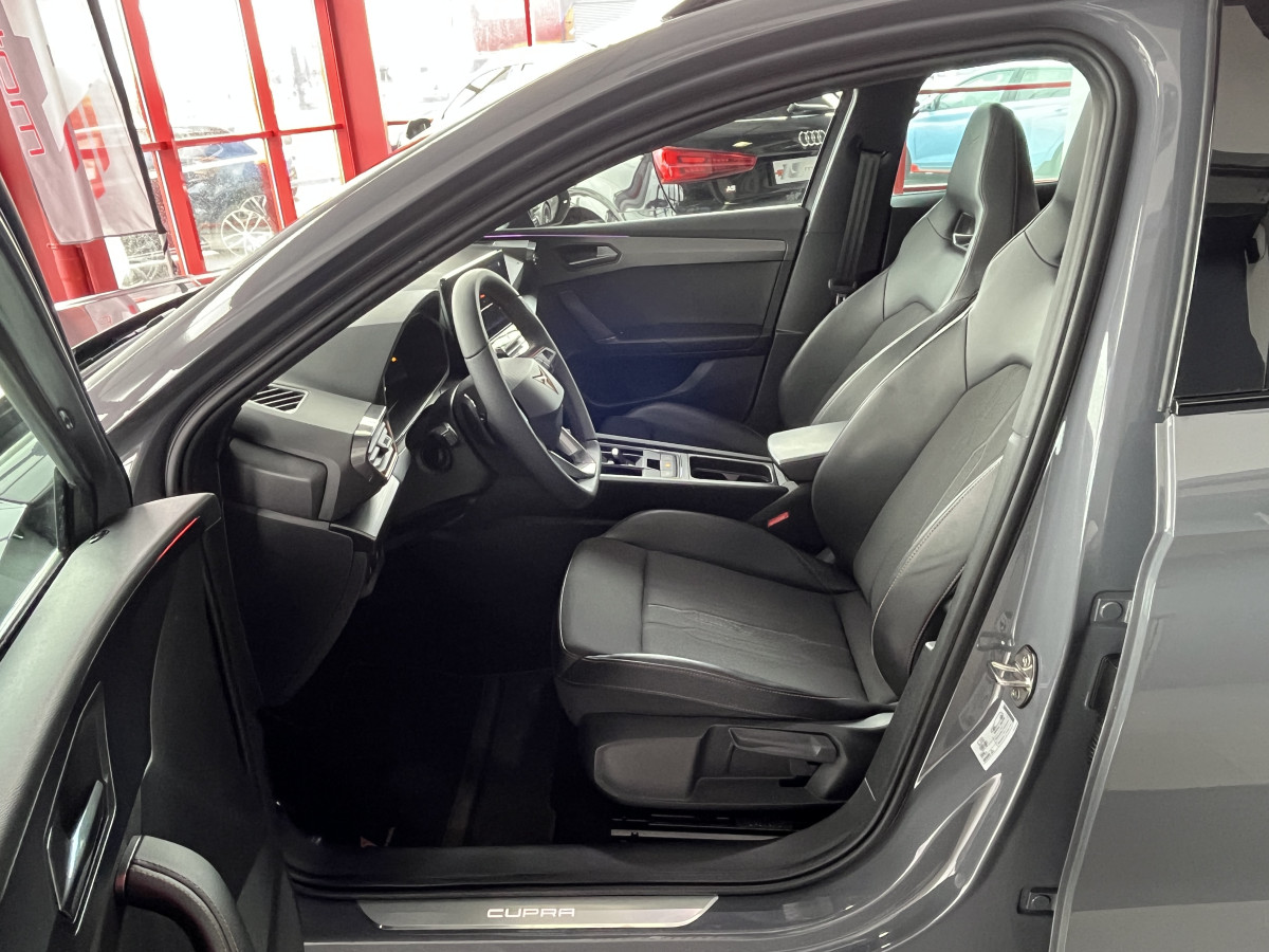 CUPRA LEON ST 1,4 E-HYBRID 245 DSG6 TOIT PANORAMIQUE OUVRANT GPS CAMERA KEYLESS FULL LED VIRTUAL COCKPIT PARK PILOT DRIVE PROFILE REGULATEUR LIMITEUR JANTES 19 PACK HIVER EXCELLENT ETAT