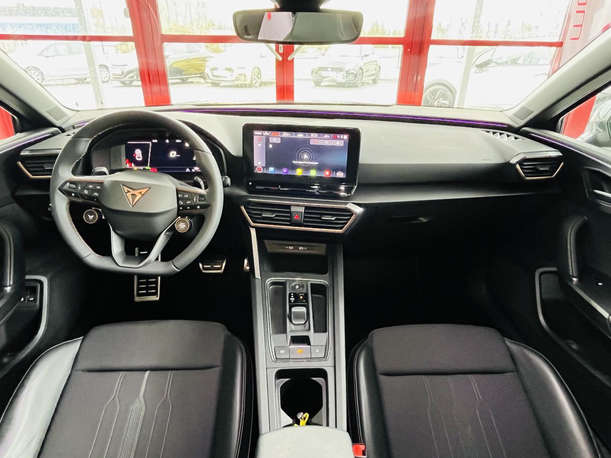 CUPRA LEON ST 1,4 E-HYBRID 245 DSG6 TOIT PANORAMIQUE OUVRANT GPS CAMERA KEYLESS FULL LED VIRTUAL COCKPIT PARK PILOT DRIVE PROFILE REGULATEUR LIMITEUR JANTES 19 PACK HIVER EXCELLENT ETAT