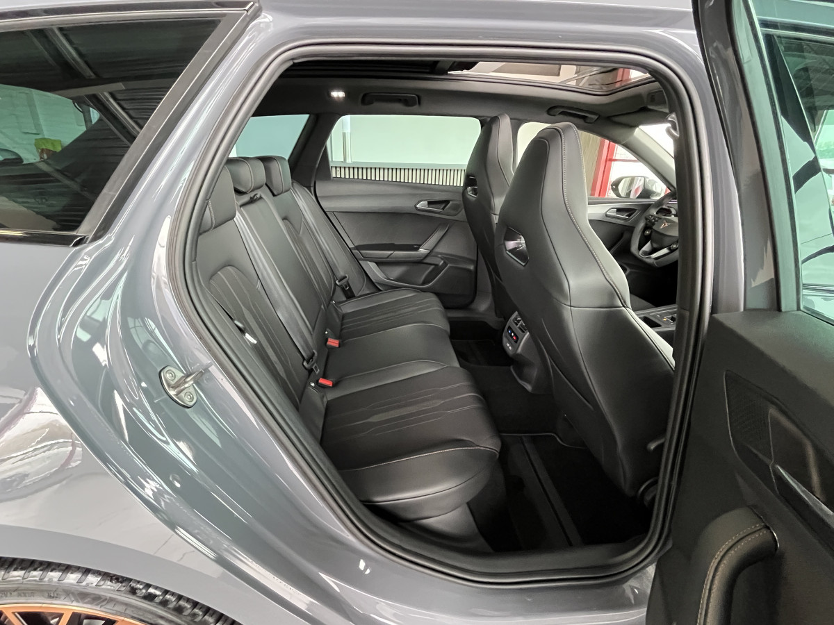 CUPRA LEON ST 1,4 E-HYBRID 245 DSG6 TOIT PANORAMIQUE OUVRANT GPS CAMERA KEYLESS FULL LED VIRTUAL COCKPIT PARK PILOT DRIVE PROFILE REGULATEUR LIMITEUR JANTES 19 PACK HIVER EXCELLENT ETAT