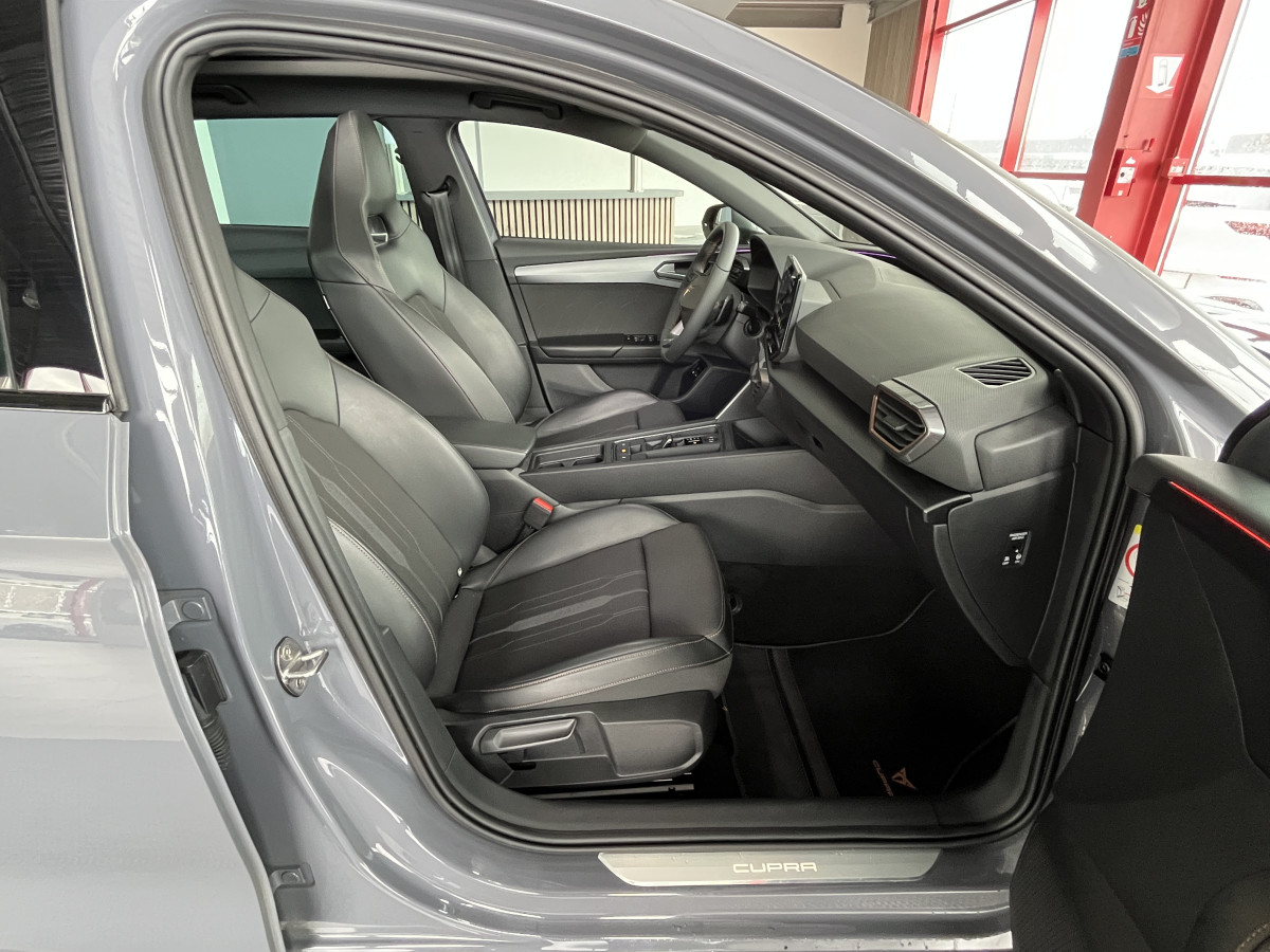 CUPRA LEON ST 1,4 E-HYBRID 245 DSG6 TOIT PANORAMIQUE OUVRANT GPS CAMERA KEYLESS FULL LED VIRTUAL COCKPIT PARK PILOT DRIVE PROFILE REGULATEUR LIMITEUR JANTES 19 PACK HIVER EXCELLENT ETAT
