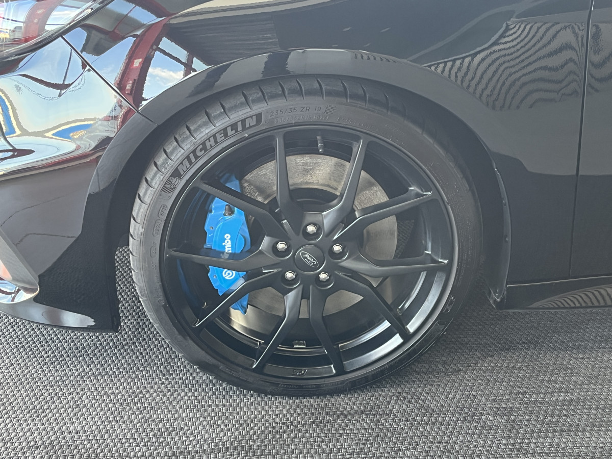 FORD FOCUS RS 2,3 350 AWD  GPS  CAMERA  HIFI SONY RECARO REGULATEUR LIMITEUR KEYLESS  FEUX BI-XENON JANTES FORGÉE  EXCELLENT ETAT