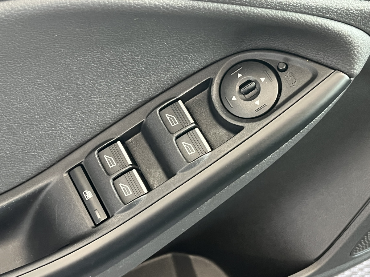 FORD FOCUS RS 2,3 350 AWD  GPS  CAMERA  HIFI SONY RECARO REGULATEUR LIMITEUR KEYLESS  FEUX BI-XENON JANTES FORGÉE  EXCELLENT ETAT