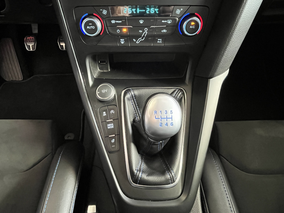 FORD FOCUS RS 2,3 350 AWD  GPS  CAMERA  HIFI SONY RECARO REGULATEUR LIMITEUR KEYLESS  FEUX BI-XENON JANTES FORGÉE  EXCELLENT ETAT