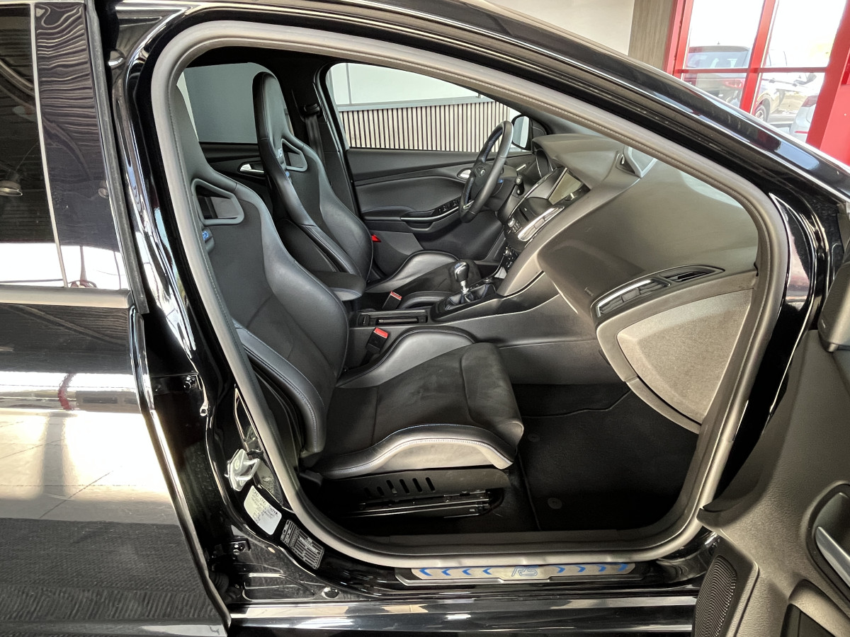 FORD FOCUS RS 2,3 350 AWD  GPS  CAMERA  HIFI SONY RECARO REGULATEUR LIMITEUR KEYLESS  FEUX BI-XENON JANTES FORGÉE  EXCELLENT ETAT