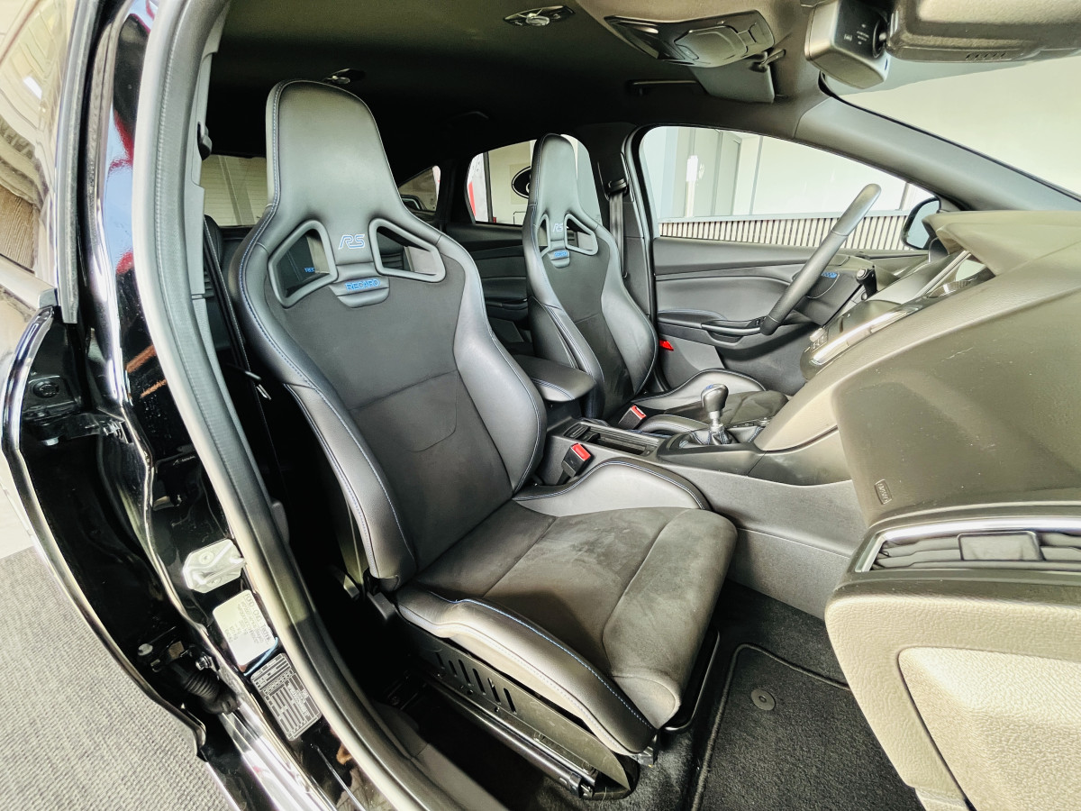 FORD FOCUS RS 2,3 350 AWD  GPS  CAMERA  HIFI SONY RECARO REGULATEUR LIMITEUR KEYLESS  FEUX BI-XENON JANTES FORGÉE  EXCELLENT ETAT