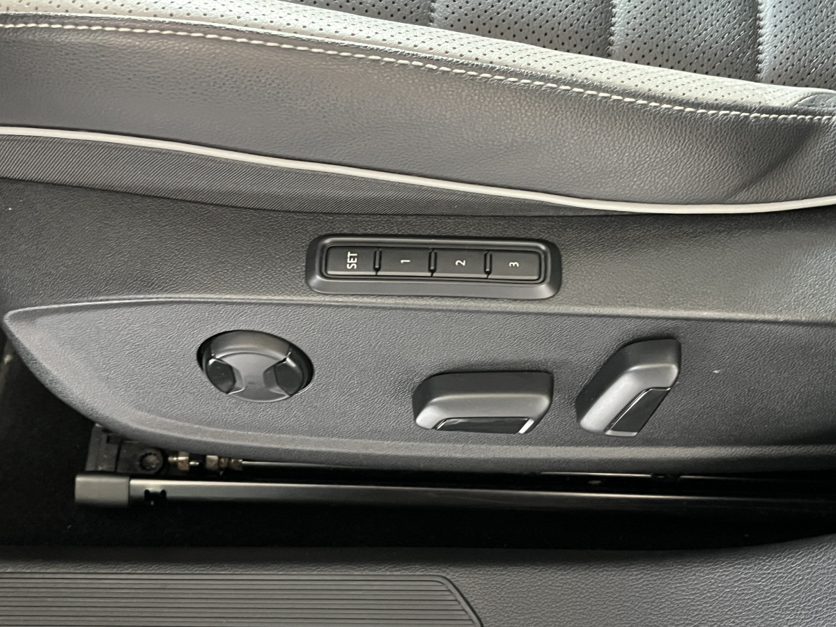 VOLKSWAGEN GOLF 8 GTD 2,0 TDI 200 DSG7 TOIT PANORAMIQUE GPS CAMERA  ATTELAGE HIFI HARMAN/KARDON IQ-DRIVE  REGULATEUR ADAPTATIF  LIMITEUR FULL LED APPLE CARPLAY KEYLESS DRIVE SELECT  EXCELLENT ETAT