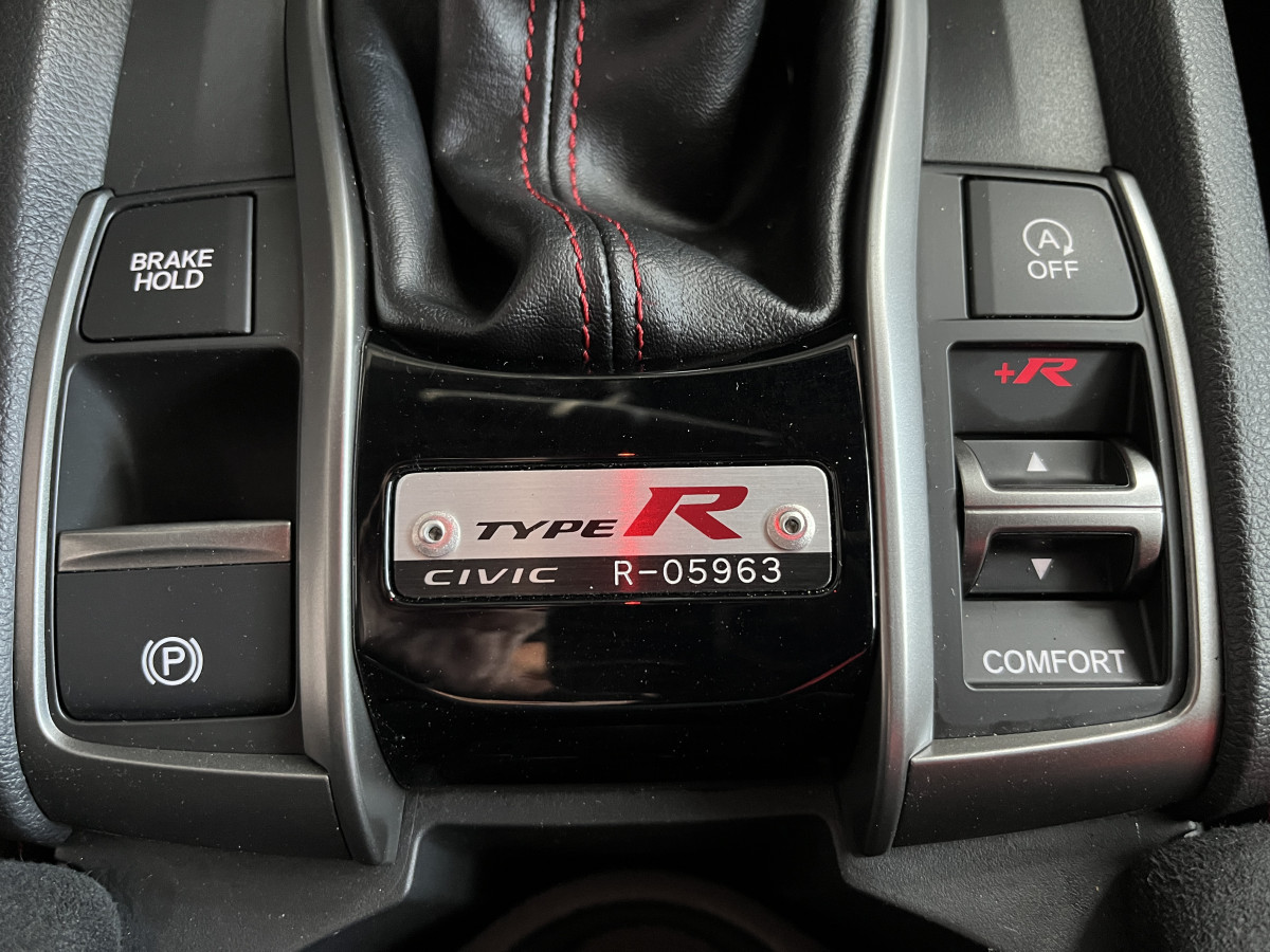 HONDA CIVIC 2,0 I-VTEC 320  TYPE R GT  NUMEROTÉ R-05963 DIFFERENTIEL A GLISSEMENT  REGULATEUR LIMITEUR FULL LED KEYLESS  JANTES 19 SIEGES RECARO  ECHAPPEMENT REMUS  EXCELLENT ETAT