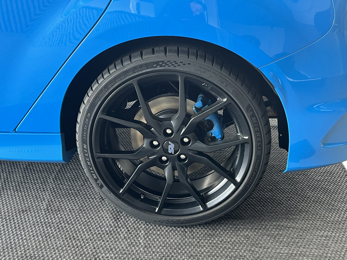 FORD FOCUS RS BLUE AND BLACK EDITION 2,3 350 AWD PACK PERFORMANCE  DIFFERENTIEL A GLISSEMENT GPS  CAMERA  HIFI SONY RECARO REGULATEUR LIMITEUR KEYLESS  FEUX BI-XENON JANTES FORGÉE  EXCELLENT ETAT