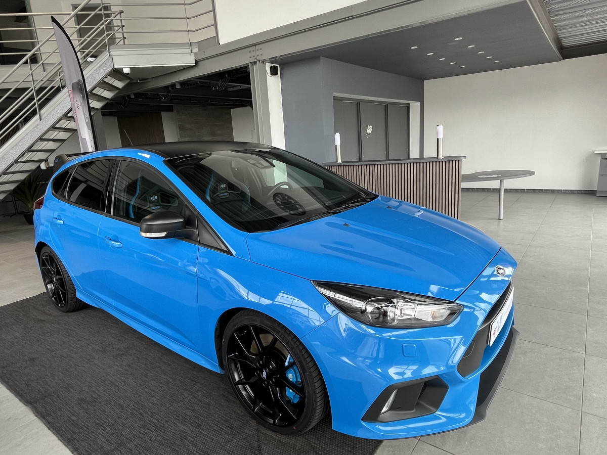 FORD FOCUS RS BLUE AND BLACK EDITION 2,3 350 AWD PACK PERFORMANCE  DIFFERENTIEL A GLISSEMENT GPS  CAMERA  HIFI SONY RECARO REGULATEUR LIMITEUR KEYLESS  FEUX BI-XENON JANTES FORGÉE  EXCELLENT ETAT