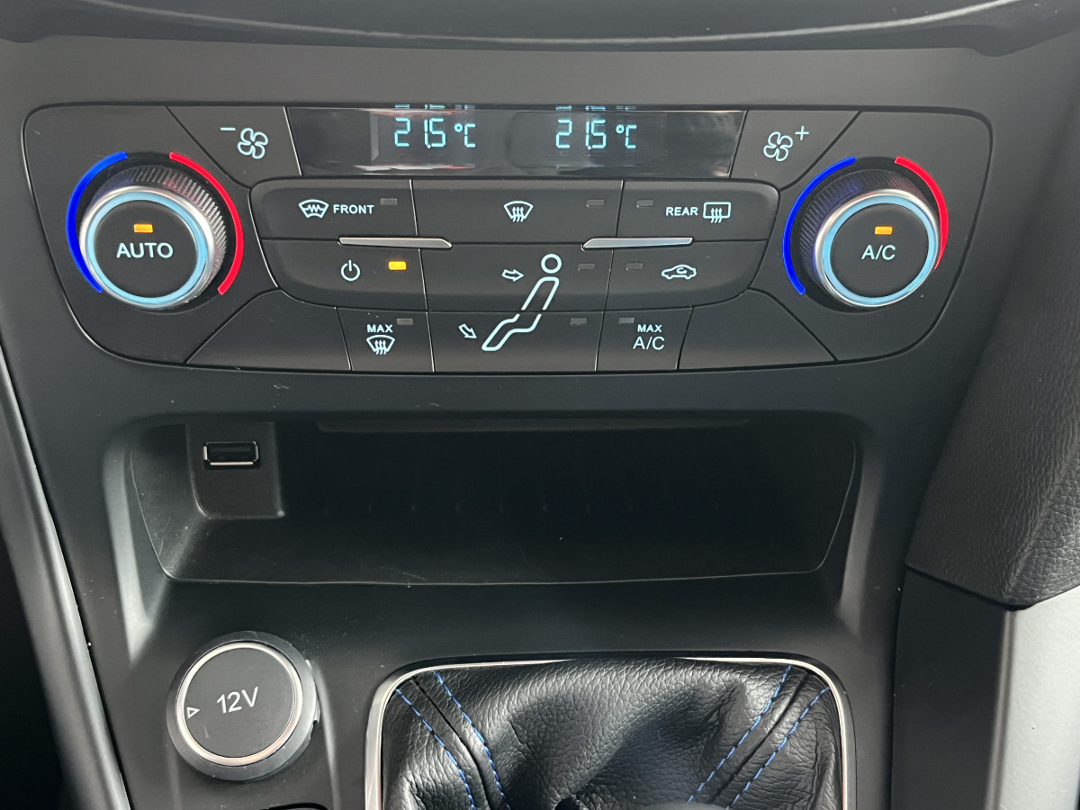 FORD FOCUS RS BLUE AND BLACK EDITION 2,3 350 AWD PACK PERFORMANCE  DIFFERENTIEL A GLISSEMENT GPS  CAMERA  HIFI SONY RECARO REGULATEUR LIMITEUR KEYLESS  FEUX BI-XENON JANTES FORGÉE  EXCELLENT ETAT