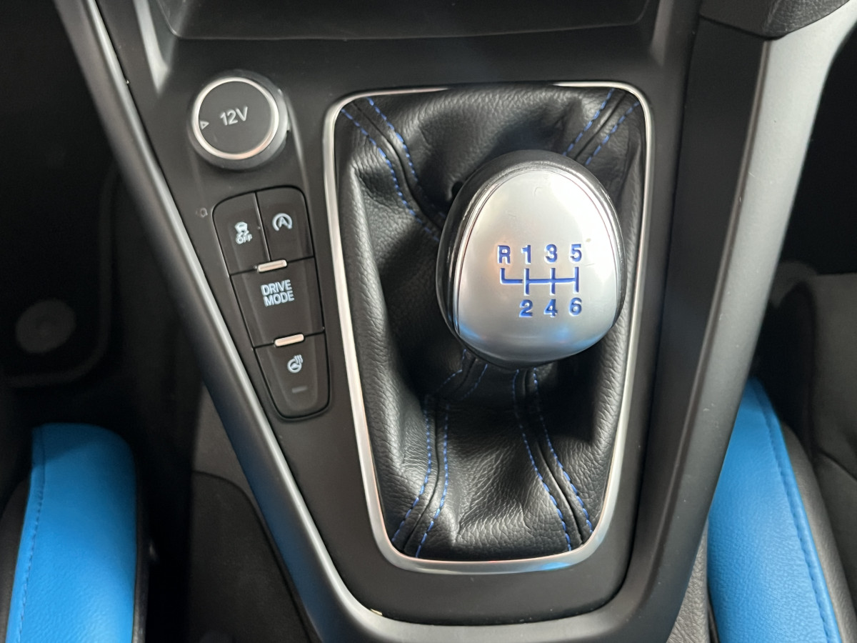 FORD FOCUS RS BLUE AND BLACK EDITION 2,3 350 AWD PACK PERFORMANCE  DIFFERENTIEL A GLISSEMENT GPS  CAMERA  HIFI SONY RECARO REGULATEUR LIMITEUR KEYLESS  FEUX BI-XENON JANTES FORGÉE  EXCELLENT ETAT