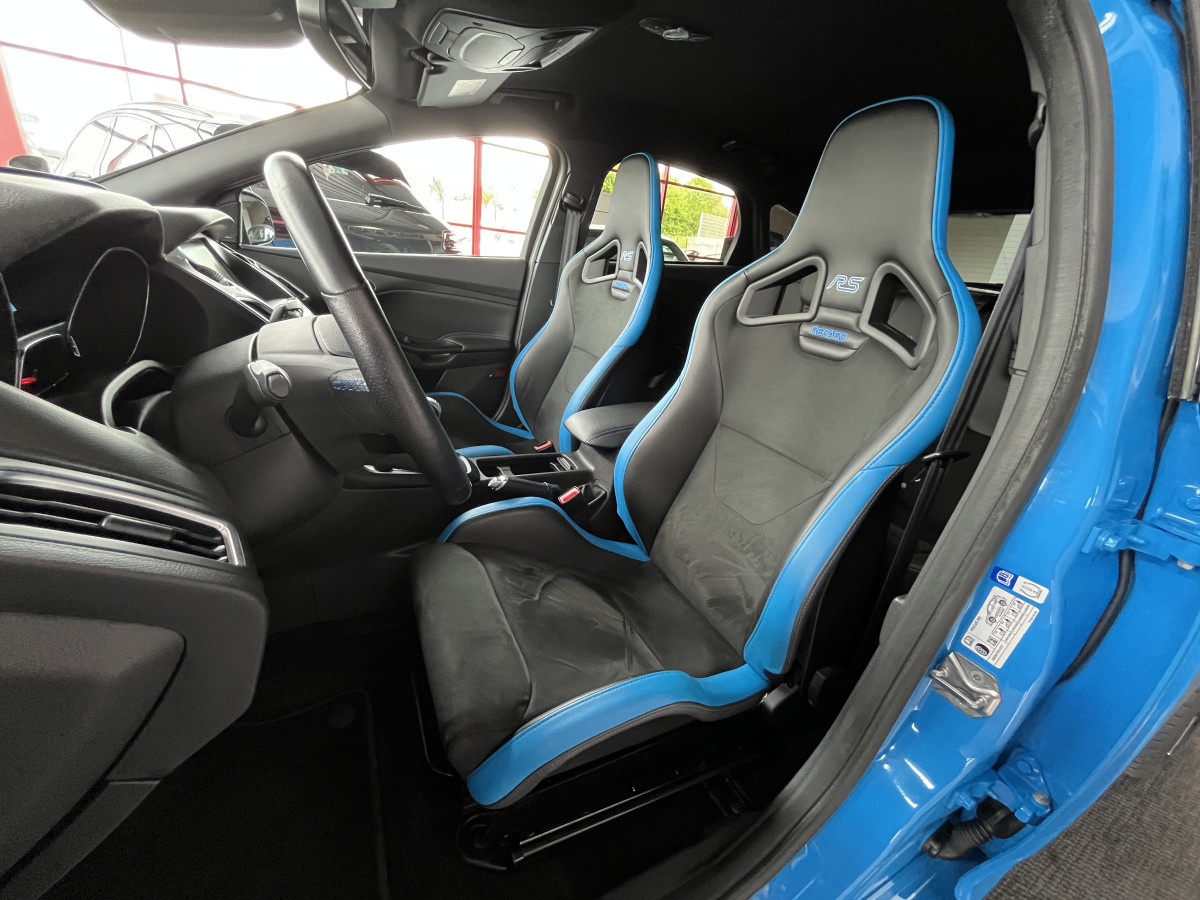 FORD FOCUS RS BLUE AND BLACK EDITION 2,3 350 AWD PACK PERFORMANCE  DIFFERENTIEL A GLISSEMENT GPS  CAMERA  HIFI SONY RECARO REGULATEUR LIMITEUR KEYLESS  FEUX BI-XENON JANTES FORGÉE  EXCELLENT ETAT