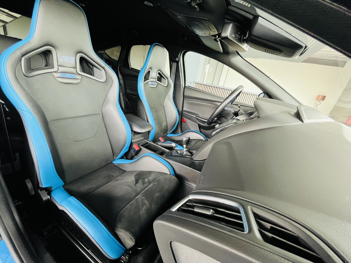 FORD FOCUS RS BLUE AND BLACK EDITION 2,3 350 AWD PACK PERFORMANCE  DIFFERENTIEL A GLISSEMENT GPS  CAMERA  HIFI SONY RECARO REGULATEUR LIMITEUR KEYLESS  FEUX BI-XENON JANTES FORGÉE  EXCELLENT ETAT