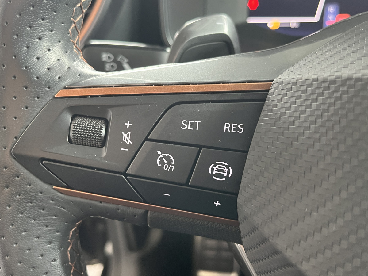 CUPRA LEON 1,4 E-HYBRID 245 DSG6 GPS CAMERA APPLE CARPLAY KEYLESS FULL LED VIRTUAL COCKPIT PARK PILOT DRIVE PROFILE REGULATEUR LIMITEUR EXCELLENT ETAT
