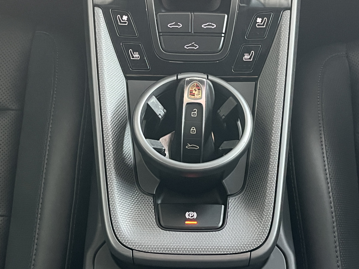 PORSCHE 911 ( 992 ) COUPE  CARRERA 4 S 3,0 450 BI-TURBO PDK TOIT OUVRANT GPS CAMERA 360 APPLE CARPLAY  PHARES MATRIX REGULATEUR ADAPTATIF HIFI BOSE ECHAPPEMENT SPORT JANTES RS SPYDER