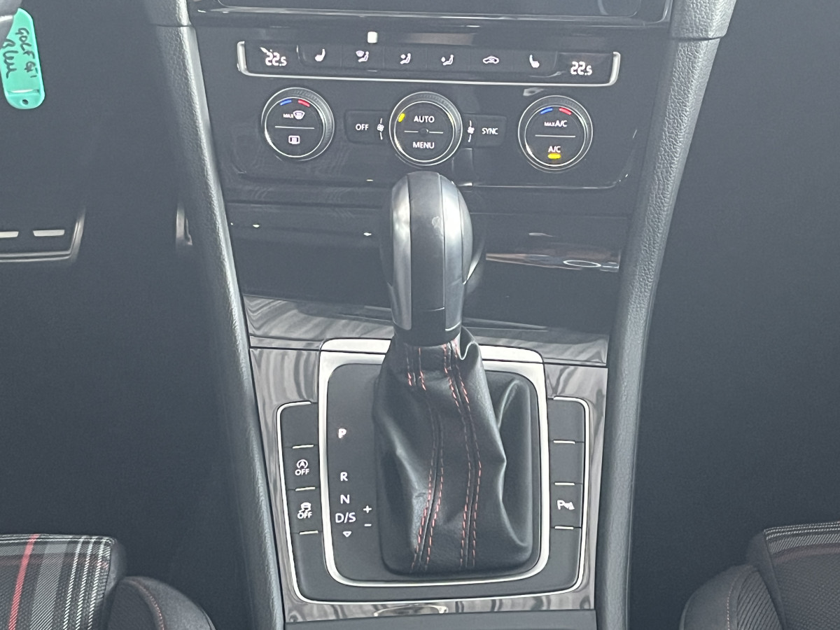 VOLKSWAGEN GOLF 7 2,0 TSI 245 PERFORMANCE  GPS REGULATEUR ADAPTATIF LIMITEUR PARK PILOT  FULL LED AUTO HOLD  JANTES SANTIAGO DIGITAL COCKPIT EXCELLENT ETAT
