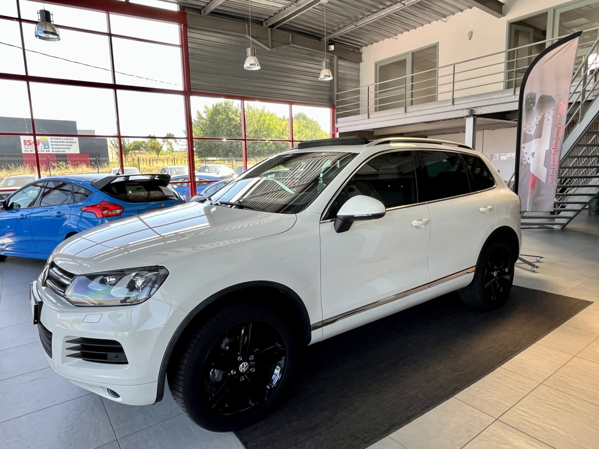 VOLKSWAGEN TOUAREG 3,0 V6 TDI 240  BVA8 CARAT 4X4 TOIT PANORAMIQUE OUVRANT ATTELAGE GPS KEYLESS  FEUX BI-XENON PARK PILOT   JANTES 20  EXCELLENT ETAT