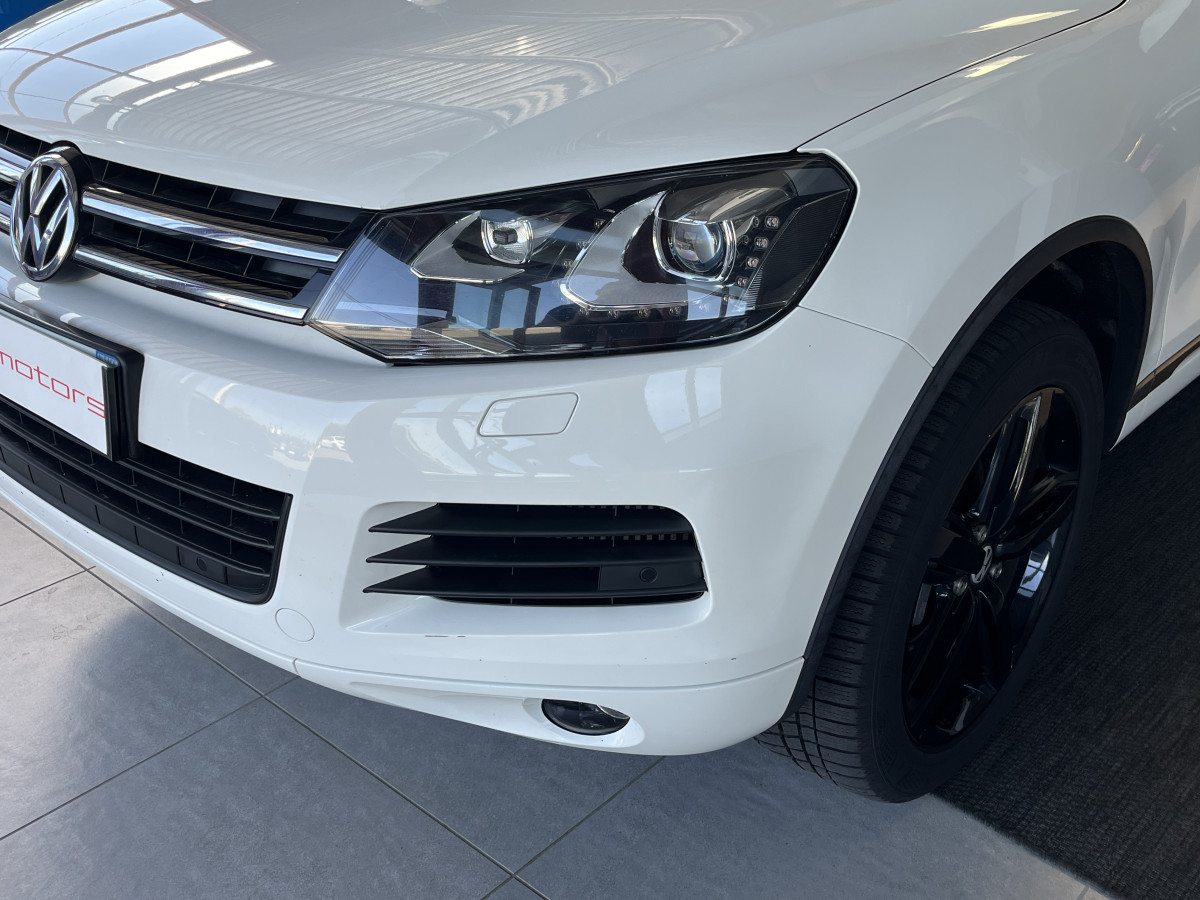 VOLKSWAGEN TOUAREG 3,0 V6 TDI 240  BVA8 CARAT 4X4 TOIT PANORAMIQUE OUVRANT ATTELAGE GPS KEYLESS  FEUX BI-XENON PARK PILOT   JANTES 20  EXCELLENT ETAT