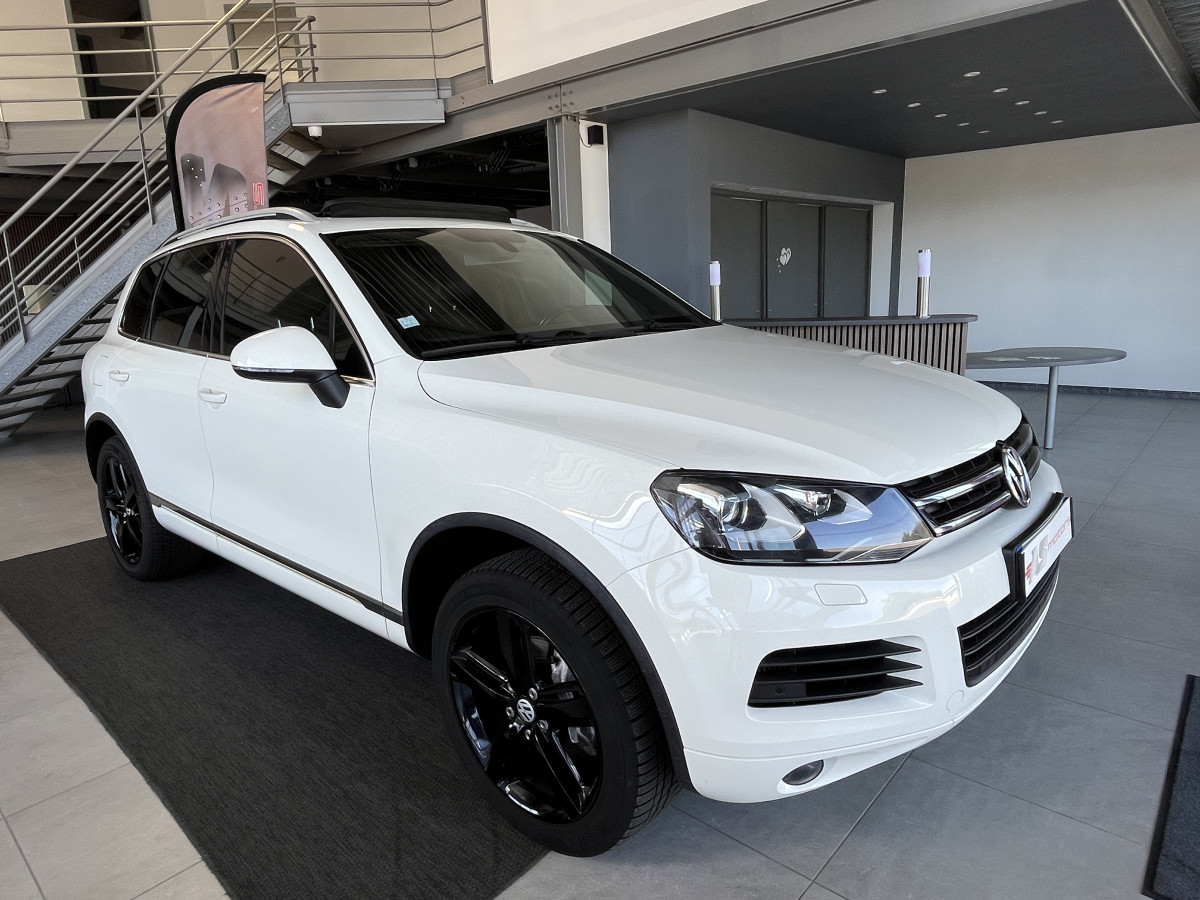 VOLKSWAGEN TOUAREG 3,0 V6 TDI 240  BVA8 CARAT 4X4 TOIT PANORAMIQUE OUVRANT ATTELAGE GPS KEYLESS  FEUX BI-XENON PARK PILOT   JANTES 20  EXCELLENT ETAT