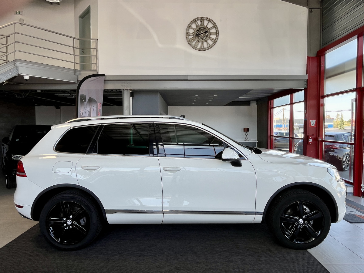 VOLKSWAGEN TOUAREG 3,0 V6 TDI 240  BVA8 CARAT 4X4 TOIT PANORAMIQUE OUVRANT ATTELAGE GPS KEYLESS  FEUX BI-XENON PARK PILOT   JANTES 20  EXCELLENT ETAT