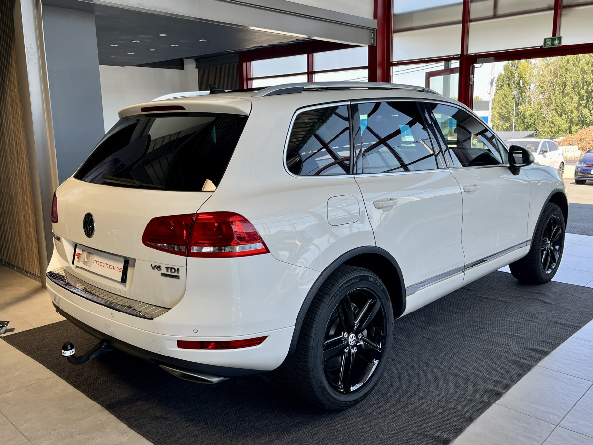 VOLKSWAGEN TOUAREG 3,0 V6 TDI 240  BVA8 CARAT 4X4 TOIT PANORAMIQUE OUVRANT ATTELAGE GPS KEYLESS  FEUX BI-XENON PARK PILOT   JANTES 20  EXCELLENT ETAT