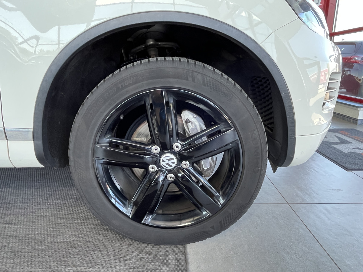 VOLKSWAGEN TOUAREG 3,0 V6 TDI 240  BVA8 CARAT 4X4 TOIT PANORAMIQUE OUVRANT ATTELAGE GPS KEYLESS  FEUX BI-XENON PARK PILOT   JANTES 20  EXCELLENT ETAT