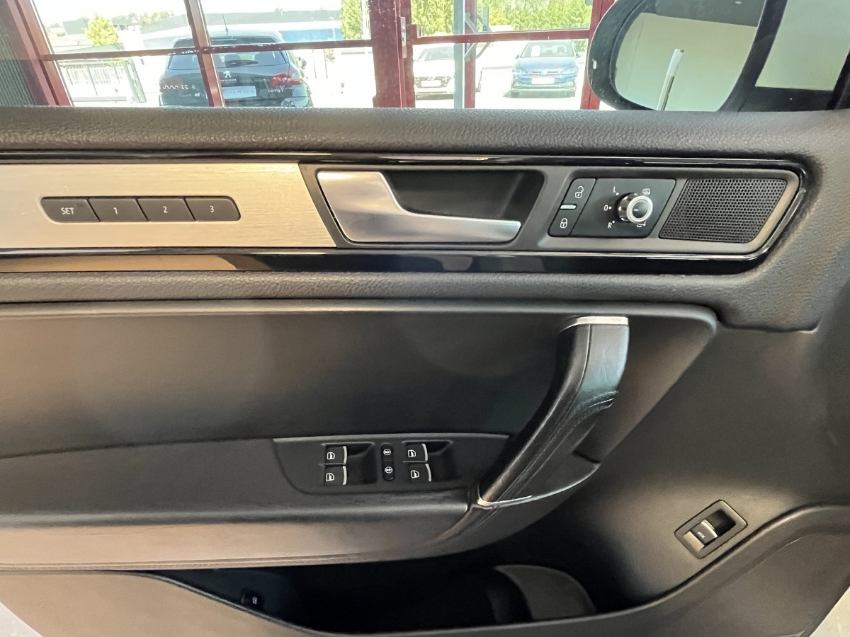 VOLKSWAGEN TOUAREG 3,0 V6 TDI 240  BVA8 CARAT 4X4 TOIT PANORAMIQUE OUVRANT ATTELAGE GPS KEYLESS  FEUX BI-XENON PARK PILOT   JANTES 20  EXCELLENT ETAT