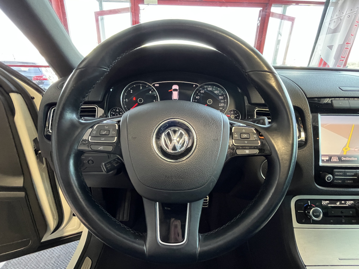 VOLKSWAGEN TOUAREG 3,0 V6 TDI 240  BVA8 CARAT 4X4 TOIT PANORAMIQUE OUVRANT ATTELAGE GPS KEYLESS  FEUX BI-XENON PARK PILOT   JANTES 20  EXCELLENT ETAT