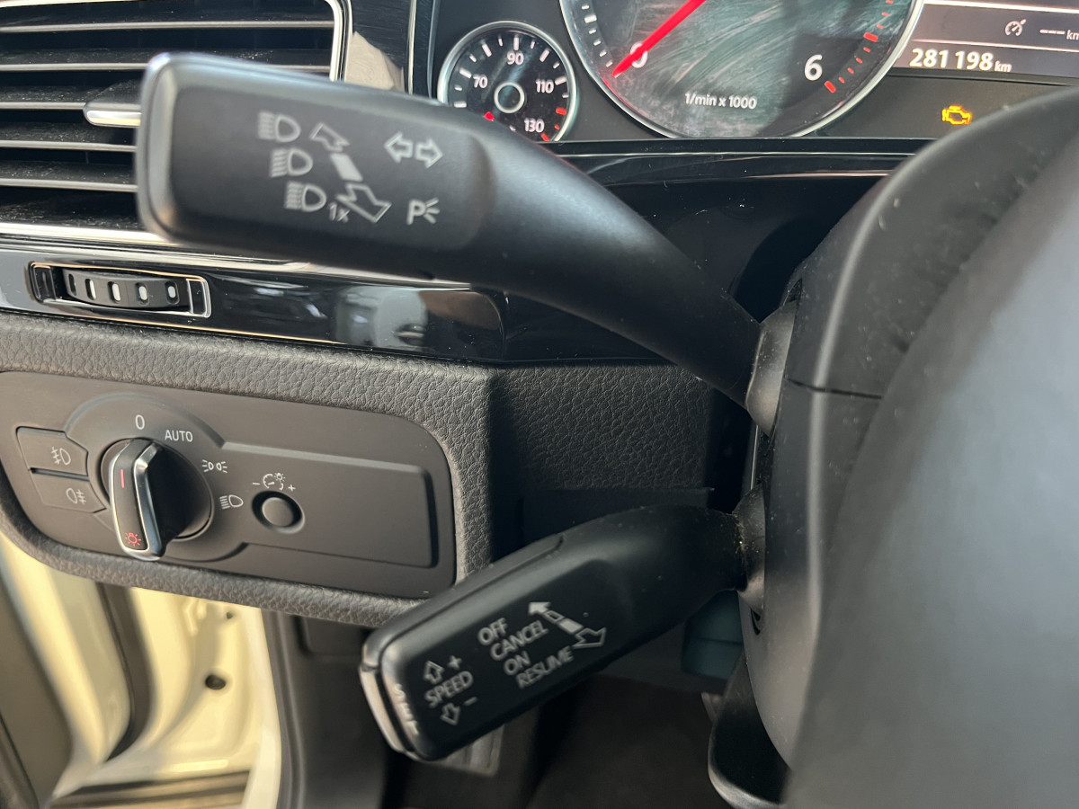 VOLKSWAGEN TOUAREG 3,0 V6 TDI 240  BVA8 CARAT 4X4 TOIT PANORAMIQUE OUVRANT ATTELAGE GPS KEYLESS  FEUX BI-XENON PARK PILOT   JANTES 20  EXCELLENT ETAT