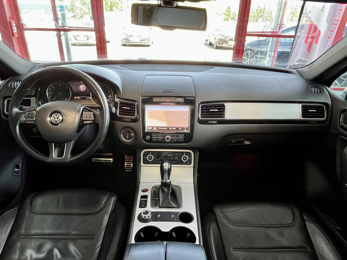VOLKSWAGEN TOUAREG 3,0 V6 TDI 240  BVA8 CARAT 4X4 TOIT PANORAMIQUE OUVRANT ATTELAGE GPS KEYLESS  FEUX BI-XENON PARK PILOT   JANTES 20  EXCELLENT ETAT