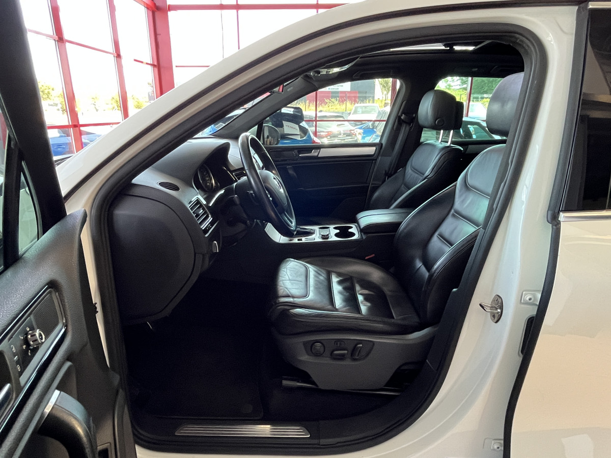 VOLKSWAGEN TOUAREG 3,0 V6 TDI 240  BVA8 CARAT 4X4 TOIT PANORAMIQUE OUVRANT ATTELAGE GPS KEYLESS  FEUX BI-XENON PARK PILOT   JANTES 20  EXCELLENT ETAT