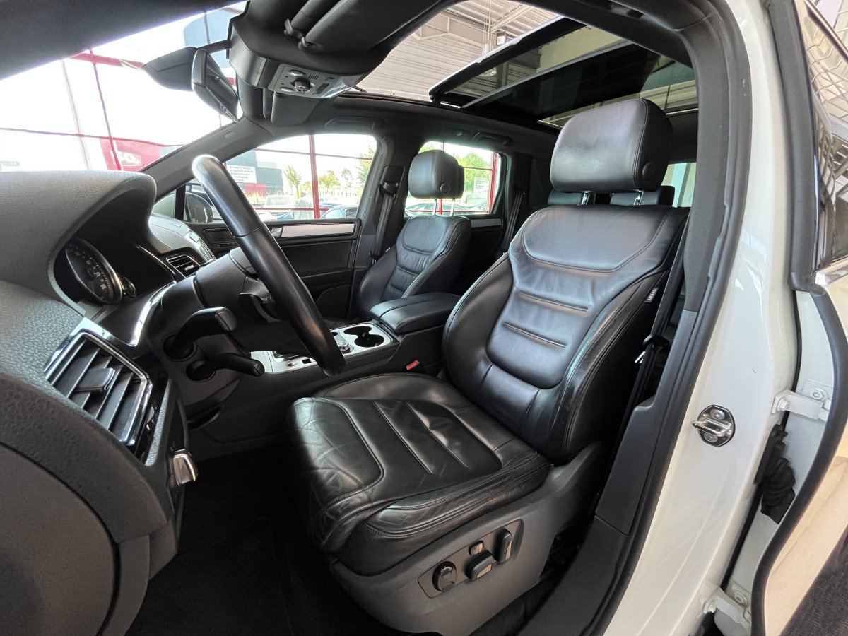 VOLKSWAGEN TOUAREG 3,0 V6 TDI 240  BVA8 CARAT 4X4 TOIT PANORAMIQUE OUVRANT ATTELAGE GPS KEYLESS  FEUX BI-XENON PARK PILOT   JANTES 20  EXCELLENT ETAT