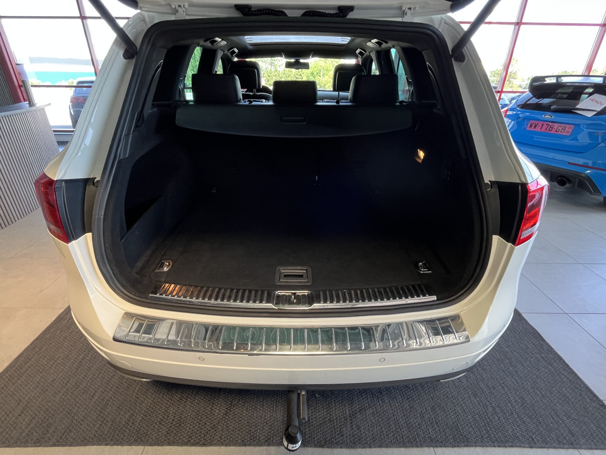 VOLKSWAGEN TOUAREG 3,0 V6 TDI 240  BVA8 CARAT 4X4 TOIT PANORAMIQUE OUVRANT ATTELAGE GPS KEYLESS  FEUX BI-XENON PARK PILOT   JANTES 20  EXCELLENT ETAT