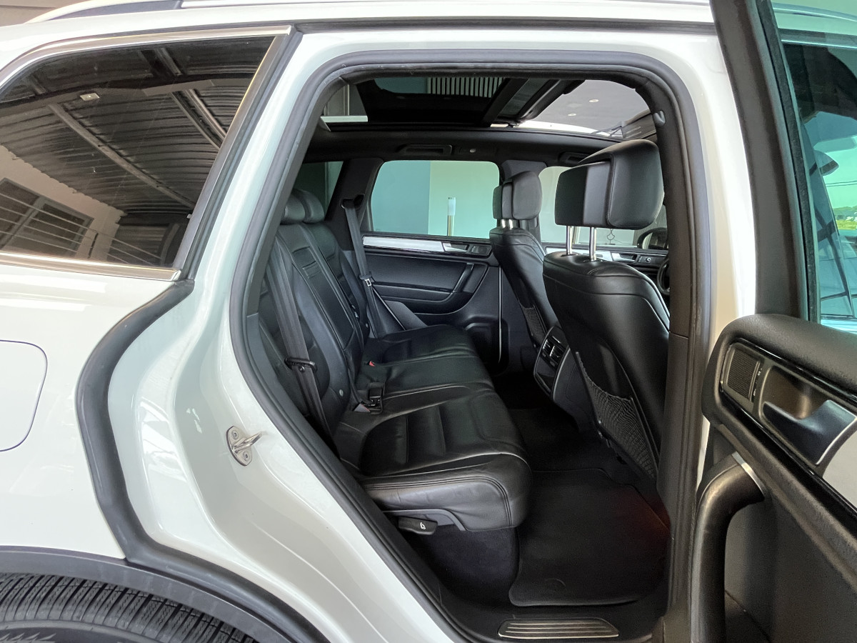 VOLKSWAGEN TOUAREG 3,0 V6 TDI 240  BVA8 CARAT 4X4 TOIT PANORAMIQUE OUVRANT ATTELAGE GPS KEYLESS  FEUX BI-XENON PARK PILOT   JANTES 20  EXCELLENT ETAT