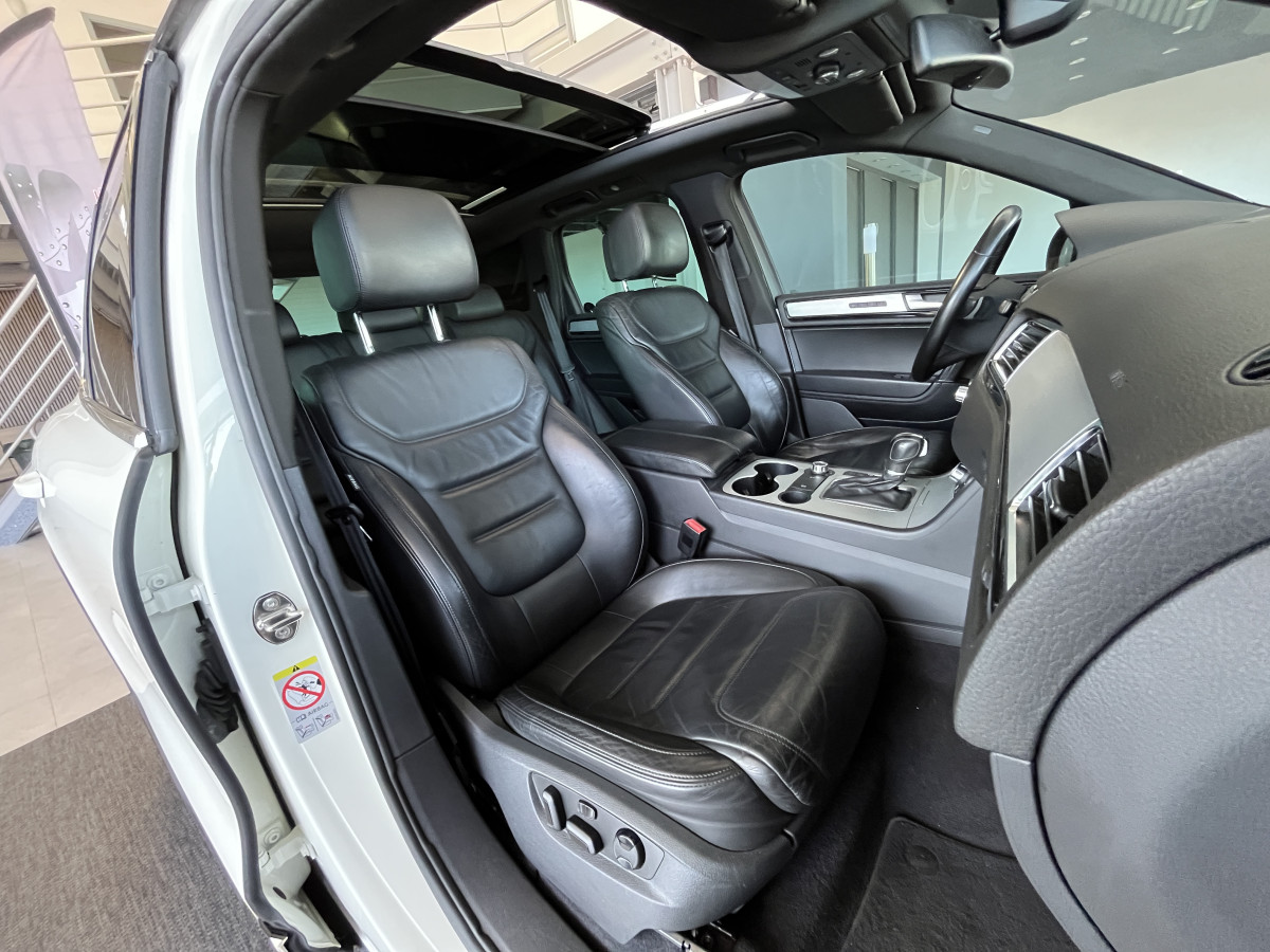 VOLKSWAGEN TOUAREG 3,0 V6 TDI 240  BVA8 CARAT 4X4 TOIT PANORAMIQUE OUVRANT ATTELAGE GPS KEYLESS  FEUX BI-XENON PARK PILOT   JANTES 20  EXCELLENT ETAT