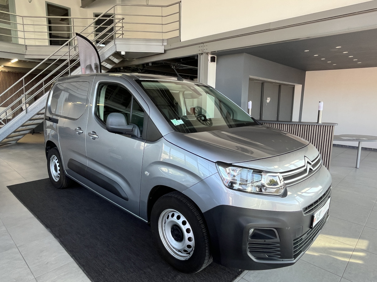 CITROEN BERLINGO VAN 1,5 HDI 130 EAT8  3 PLACES GPS ANDROID APPLE CAR PLAY KEYLESS  REGULATEUR LIMITEUR MODE ASPHALT PARK PILOT FEUX HALOGENE PORTES COULISSANTE EXCELLENT ETAT