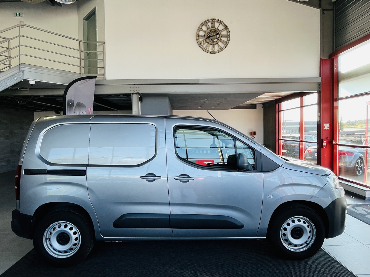 CITROEN BERLINGO VAN 1,5 HDI 130 EAT8  3 PLACES GPS ANDROID APPLE CAR PLAY KEYLESS  REGULATEUR LIMITEUR MODE ASPHALT PARK PILOT FEUX HALOGENE PORTES COULISSANTE EXCELLENT ETAT