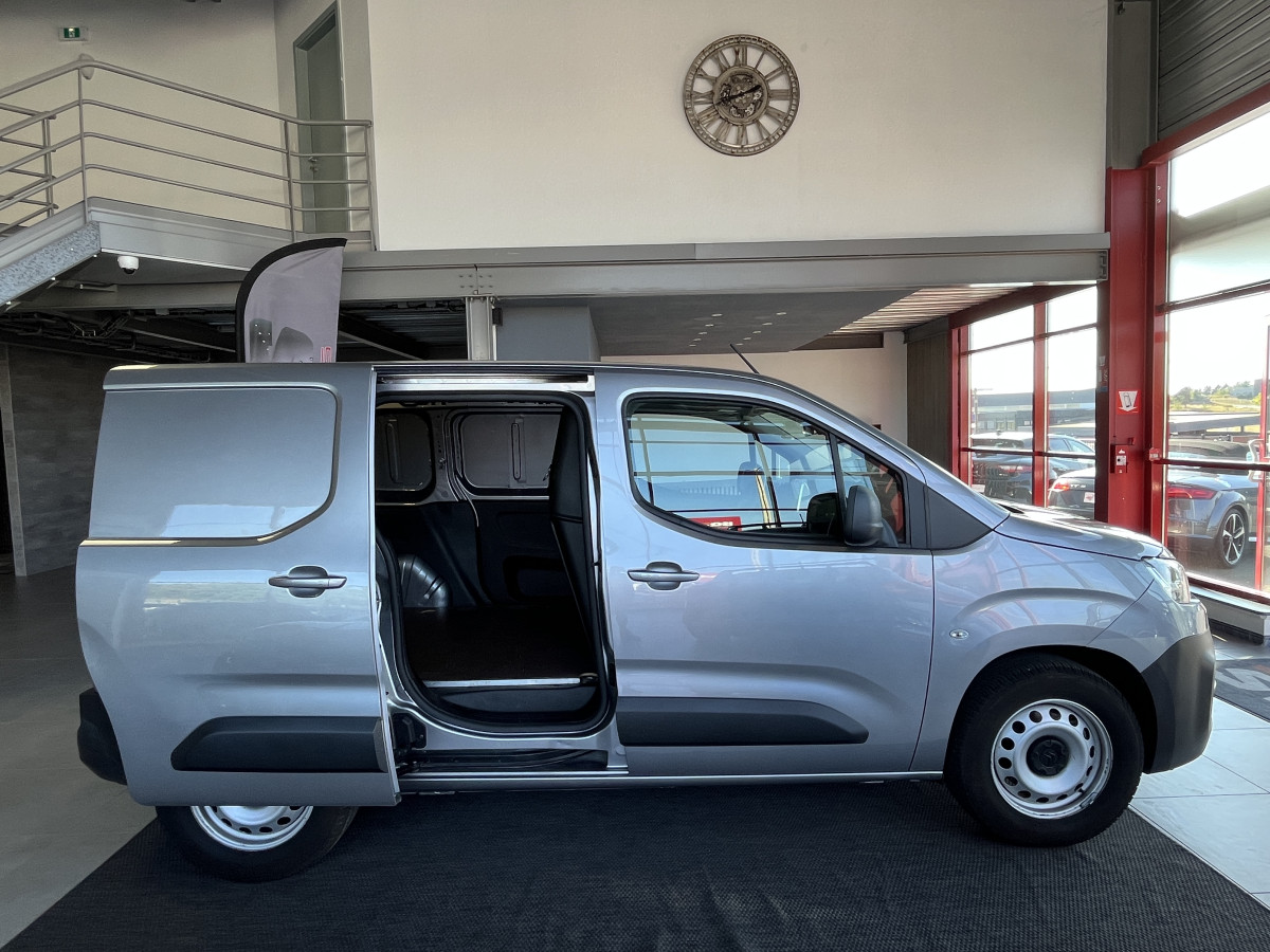 CITROEN BERLINGO VAN 1,5 HDI 130 EAT8  3 PLACES GPS ANDROID APPLE CAR PLAY KEYLESS  REGULATEUR LIMITEUR MODE ASPHALT PARK PILOT FEUX HALOGENE PORTES COULISSANTE EXCELLENT ETAT