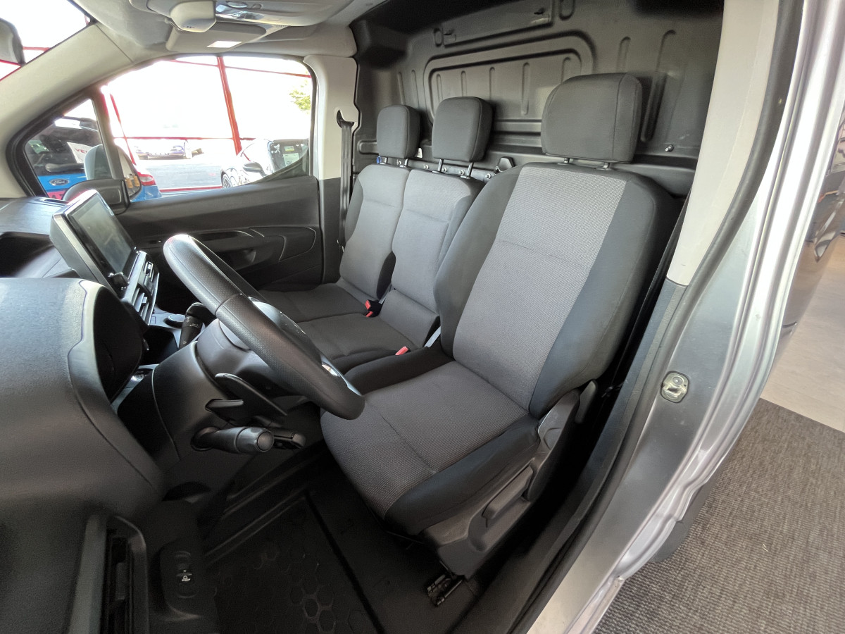CITROEN BERLINGO VAN 1,5 HDI 130 EAT8  3 PLACES GPS ANDROID APPLE CAR PLAY KEYLESS  REGULATEUR LIMITEUR MODE ASPHALT PARK PILOT FEUX HALOGENE PORTES COULISSANTE EXCELLENT ETAT