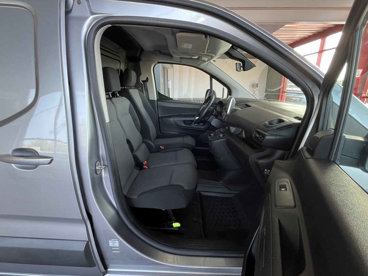 CITROEN BERLINGO VAN 1,5 HDI 130 EAT8  3 PLACES GPS ANDROID APPLE CAR PLAY KEYLESS  REGULATEUR LIMITEUR MODE ASPHALT PARK PILOT FEUX HALOGENE PORTES COULISSANTE EXCELLENT ETAT