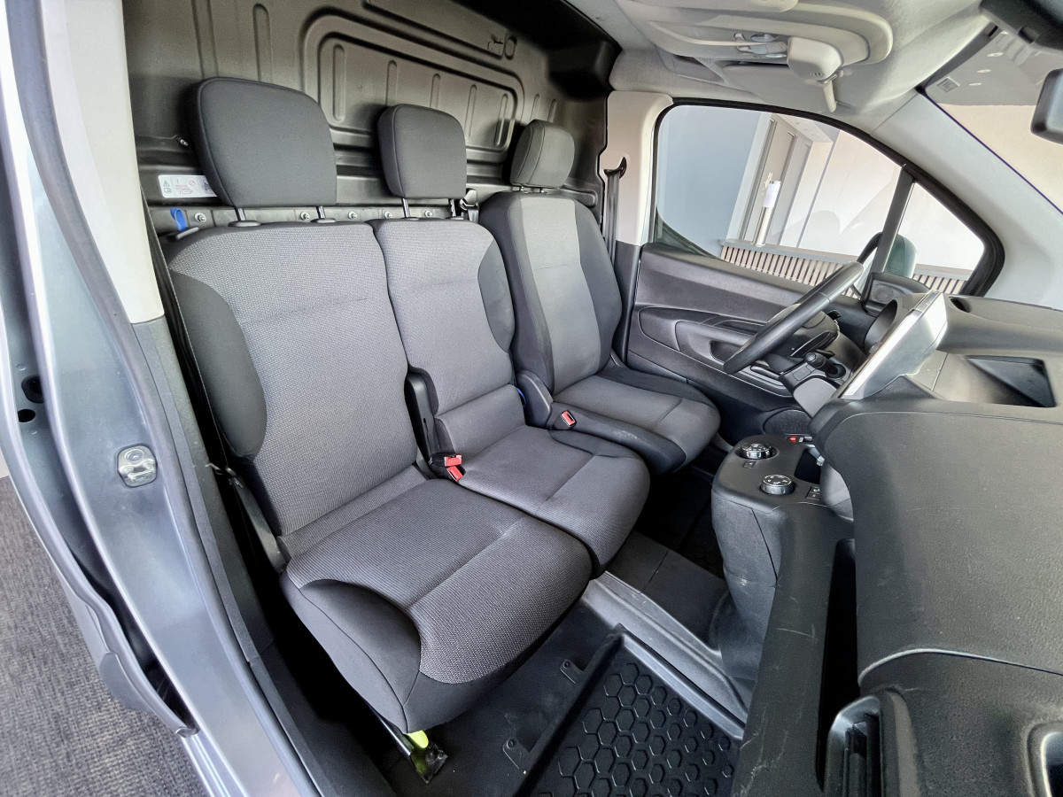 CITROEN BERLINGO VAN 1,5 HDI 130 EAT8  3 PLACES GPS ANDROID APPLE CAR PLAY KEYLESS  REGULATEUR LIMITEUR MODE ASPHALT PARK PILOT FEUX HALOGENE PORTES COULISSANTE EXCELLENT ETAT