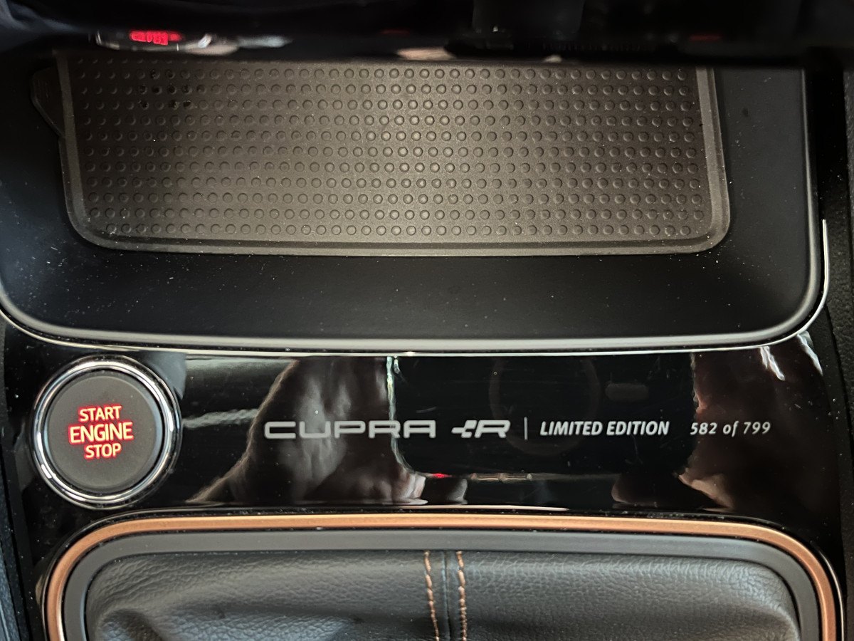 SEAT LEON CUPRA R 2,0 TSI 310 EDITION LIMLITED 799 EXEMPLAIRES GPS CAMERA DCC ACC  KEYLESS REGULATEUR ADAPTATIF SIEGES BAQUETS PACK ALCANTARA  DIVE PROFILE PACK CARBON APPLE CARPLAY FULL LED PARK PILOT HIFI BEATS JANTES 19 ETAT PROCHE DU NEUF