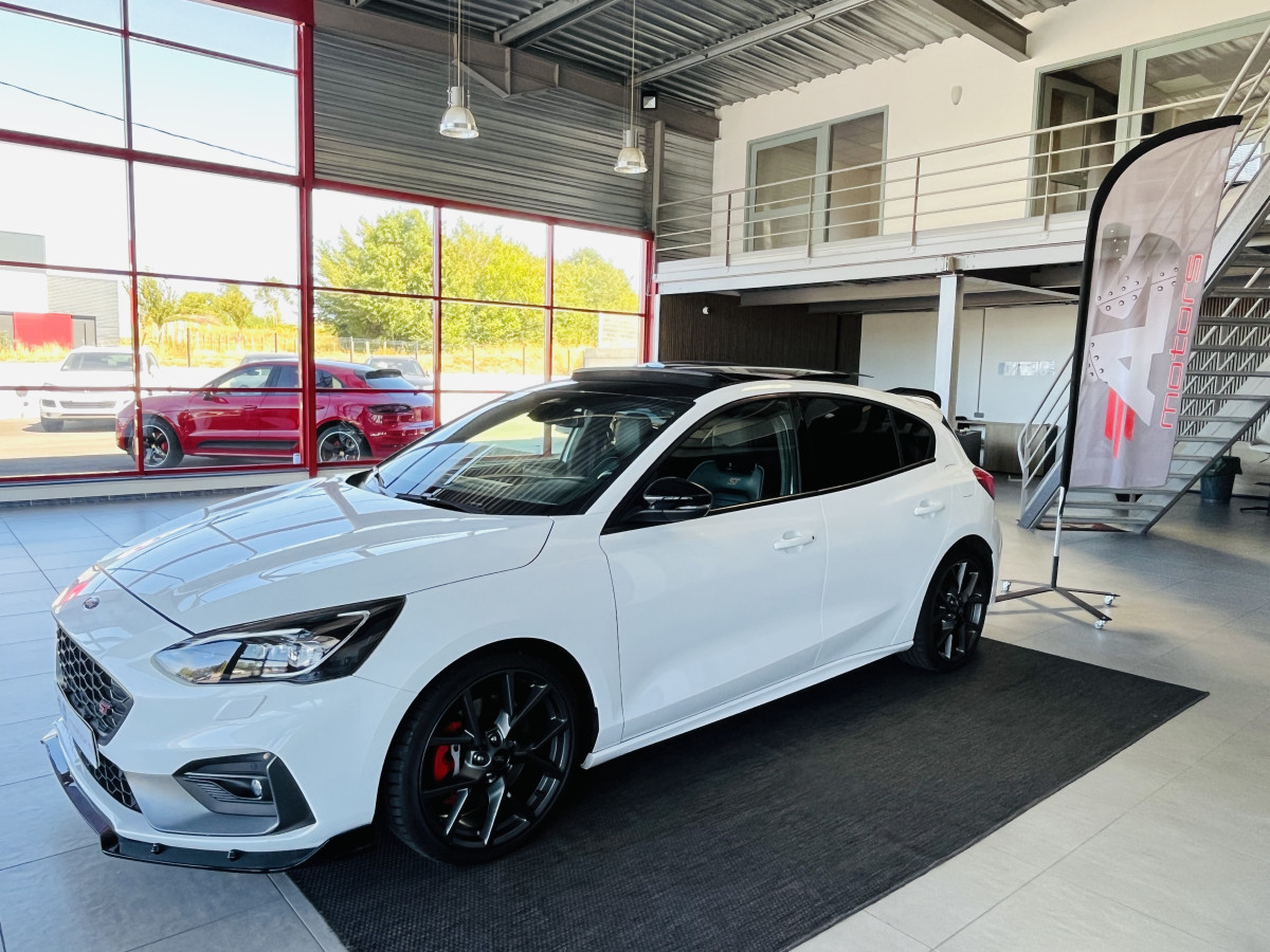 FORD FOCUS ST 2,3 280 TOIT PANORAMIQUE  OUVRANT GPS CAMERA REGULATEUR LIMITEUR KEYLESS APPLE CARPLAY FULL LED PARK PILOT JANTES 19   EXCELLENT ETAT