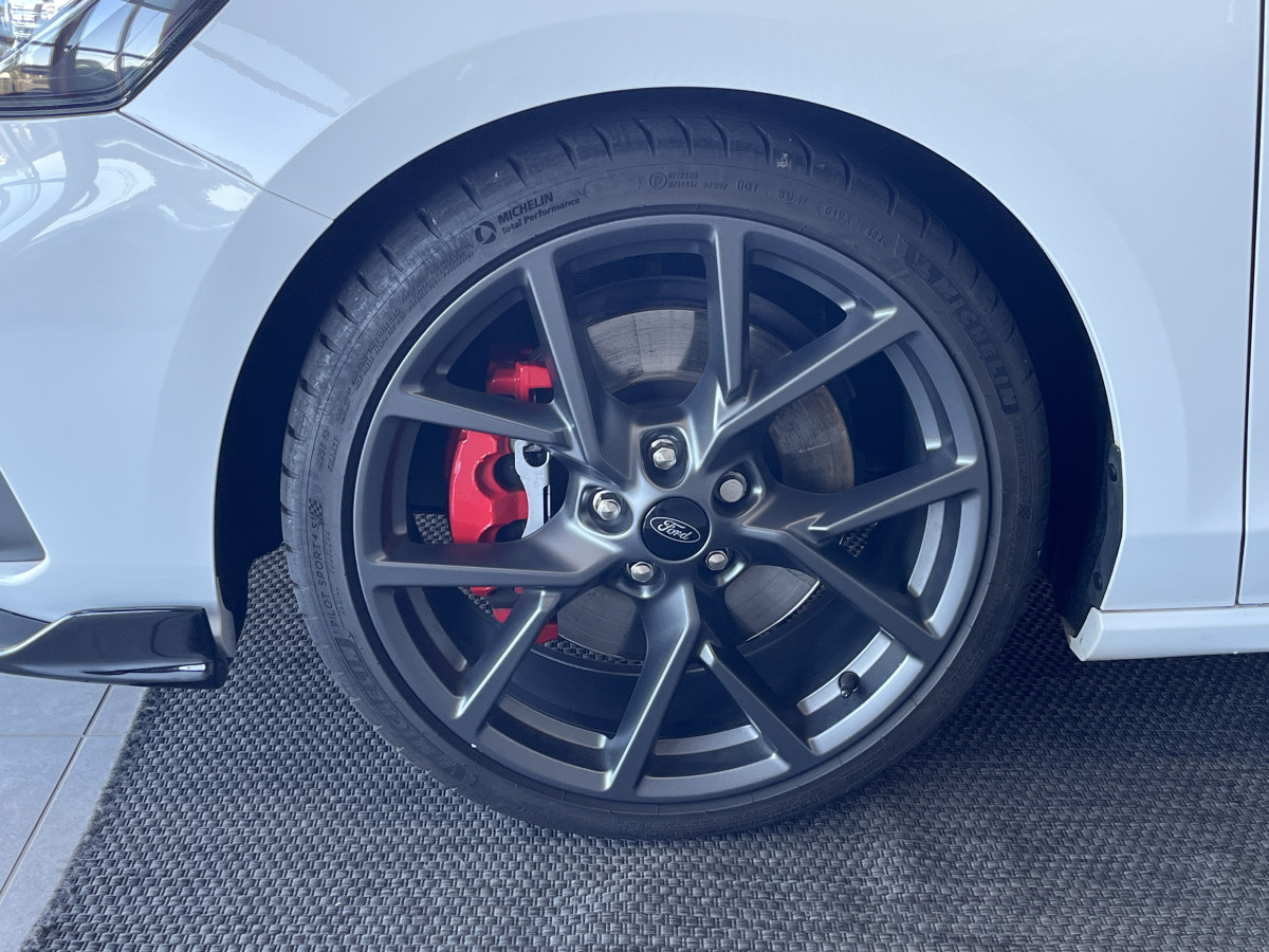 FORD FOCUS ST 2,3 280 TOIT PANORAMIQUE  OUVRANT GPS CAMERA REGULATEUR LIMITEUR KEYLESS APPLE CARPLAY FULL LED PARK PILOT JANTES 19   EXCELLENT ETAT