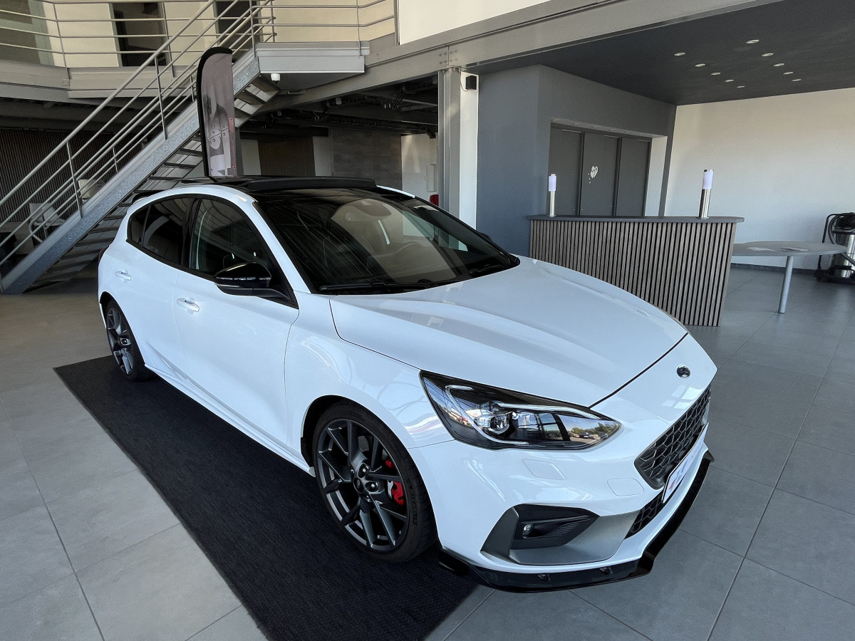 FORD FOCUS ST 2,3 280 TOIT PANORAMIQUE  OUVRANT GPS CAMERA REGULATEUR LIMITEUR KEYLESS APPLE CARPLAY FULL LED PARK PILOT JANTES 19   EXCELLENT ETAT