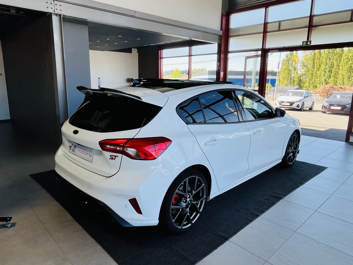FORD FOCUS ST 2,3 280 TOIT PANORAMIQUE  OUVRANT GPS CAMERA REGULATEUR LIMITEUR KEYLESS APPLE CARPLAY FULL LED PARK PILOT JANTES 19   EXCELLENT ETAT
